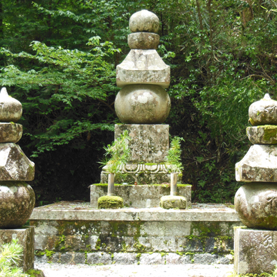 豊臣家の墓石をはじめ徳川家霊台など有名な戦国武将が祀られています。